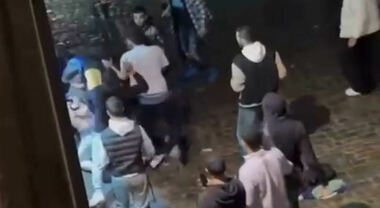 Ancona, altro far west dei maranza. Pugni e bottigliate, video su ...