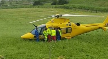 Cade dall'impalcatura, operario trasportato in elicottero a Roma