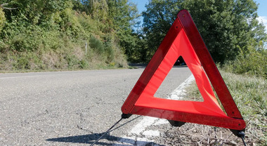 Spagna potrebbe abolire uso triangolo d’emergenza in autostrada. Autorità: aumenta i rischi per chi scende dall’auto a metterlo