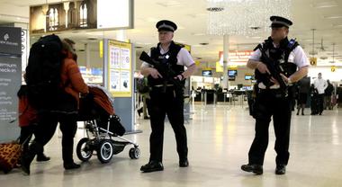 Tette finte riempite col tritoloMassima allerta terrorismoall'aeroporto di  Heathrow – Libero Quotidiano