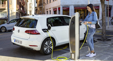 e-Roadshow Volkswagen, ha preso il via da Torino il tour itinerante con la nuova e-Golf