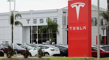 Tesla, un passo indietro. Brand di Elon Musk rinuncia a obiettivo di vendere 20 mln auto l'anno entro 2030