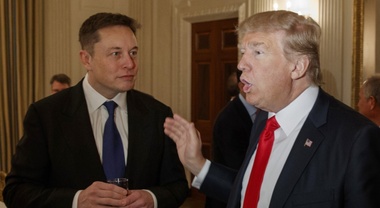 Trump in soccorso dell'amico: «Acquisterò una Tesla per dimostrare il mio sostegno a Musk»