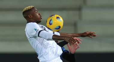 Osimhen torna a Napoli con il Pallone d'oro africano