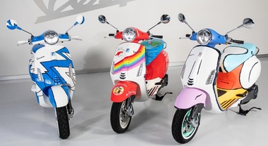 Vespa d’autore all’asta per le Special Olympics Torino 2025. Dipinta da Urs Fischer, Frank Gehry e Ilaria Bonanni