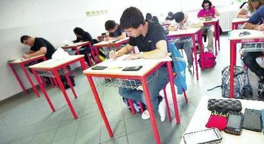 Video porno in classe alle medie, 12enne condannato a pulire i bagni
