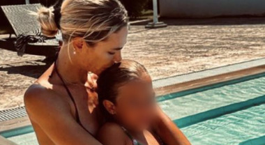 Ilary Blasi e il dolce scatto in piscina con Isabel: ultimi giorni ...