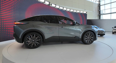 Toyota C-HR Plus elettrica, look da coupè e maggiori dimensioni