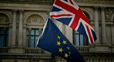 UE valuta il rinvio di dazi su auto elettriche vendute in GB. Bloomberg, Commissione ora più favorevole al rinvio di tre anni