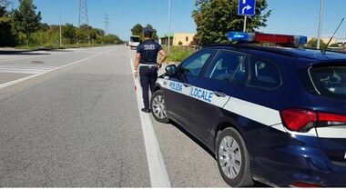 Incidente ragazza di schianta fuori strada con l auto ad Asolo