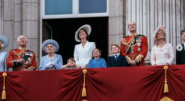 Giubileo, un mare di folla per la Regina dei record. Elisabetta sul  balcone: «Guardiamo al futuro»