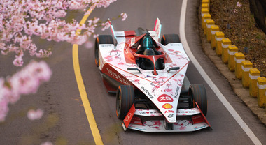 FE, monoposto Nissan in livrea speciale per l'ePrix di Tokyo di sabato, omaggio alla stagione della fioritura dei ciliegi