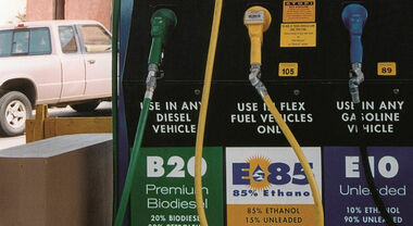Brasile e Usa puntano su mix etanolo-benzina per decarbonizzare auto, l’Europa va in senso contrario