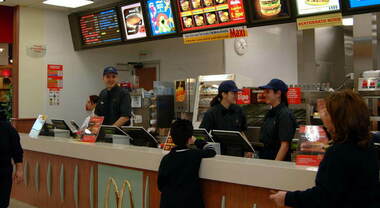 Vince alla lotteria 1,3 milioni di euro ma torna a lavorare in un  McDonald's: «