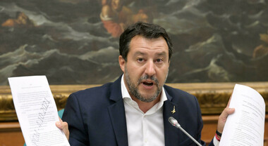 Salvini: «Le auto elettriche sono una fesseria dell’Europa. Da treni e ferrovie sostenibilità e transizione ecologica vera»