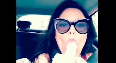 Naike Rivelli ingoia una banana in auto. Furiosa contro i media:  Â«Mettetevela...Â»