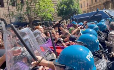 Scontri studenti-polizia a Roma, il racconto: «Era una protesta pacifica  poi le spinte e gli scontri»