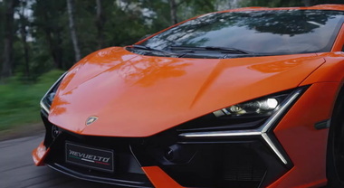 Lamborghini Revuelto, com'è la prima ibrida plug-in della casa di Sant'Agata
