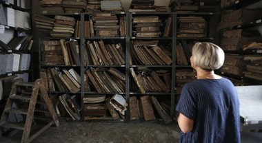 Via gli impiegati comunali chiude l archivio storico di Napoli a