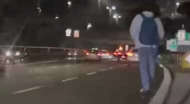 Napoli, in Tangenziale sul monopattino elettrico: il video diventa ...