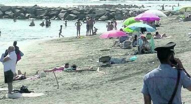 Spargono le ceneri del parente defunto in mare, bagnanti sotto choc sulla  spiaggia: arriva la polizia