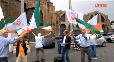 Roma, i rifugiati iraniani ballano per la morte di Raisi