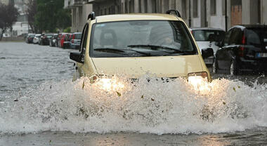 Maltempo, allerta per eventi estremi in molte zone d'Italia. Bombe d'acqua  in Sardegna: «