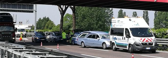 Travolto e ucciso da un camion mentre attraversa la A4 Travolto e ucciso da un camion mentre attraversa la A4