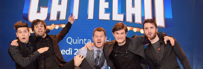 Cattelan e il suo gruppo in tv