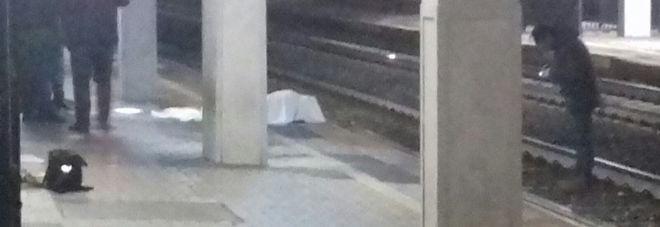 Il corpo del giovane nigeriano vicino ai binari della stazione di Narni (Tr) Il corpo del giovane nigeriano vicino ai binari della stazione di Narni (Tr)