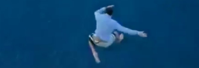 Ragazzo di 27 anni si butta dalla nave da crociera, in un video il volo di oltre 30 metri Ragazzo di 27 anni si butta dalla nave da crociera, in un video il volo di oltre 30 metri