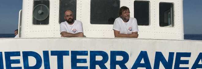 Luca Casarini (a destra) con Beppe Caccia sul ponte di comando della nave salva-migranti Mare Jonio