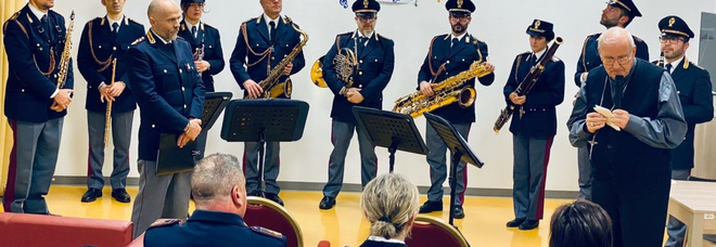 La banda della Polizia ha tenuto un concerto all'hospice Carlo Chenis La banda della Polizia ha tenuto un concerto all'hospice Carlo Chenis
