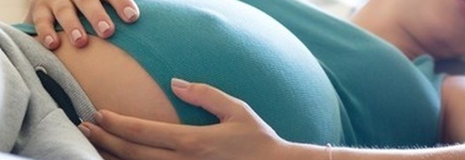 Rosalia muore a 40 anni in clinica in attesa del parto: i medici salvano il suo bambino