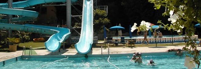 Roma, bimbo di 4 anni rischia di annegare nella piscina del centro estivo Il papà: «L'hanno perso di vista» Roma, bimbo di 4 anni rischia di annegare nella piscina del centro estivo Il papà: «L'hanno perso di vista»