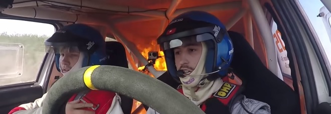 Auto si incendia durante il rally: panico tra i piloti nell’abitacolo Auto si incendia durante il rally: panico tra i piloti nell’abitacolo