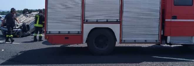 Frosinone, incidente sull'Autosole: auto si ribalta, due feriti