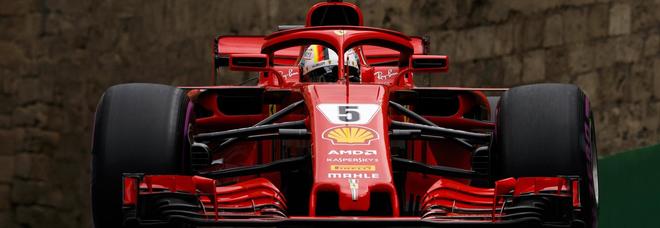 La Ferrari SF71H di Sebastian Vettel sulla pista di Baku