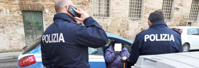 Ritira la liquidazione
il bandito la strattona
e le strappa la borsa