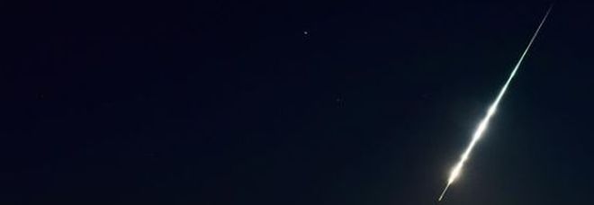 Una scia illumina il cielo della Sardegna. Un meteorite? Video