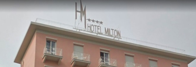 Giovane irrompe in hotel alle 5 del mattino e spacca tutto: «Turisti sotto choc, barricati in stanza»