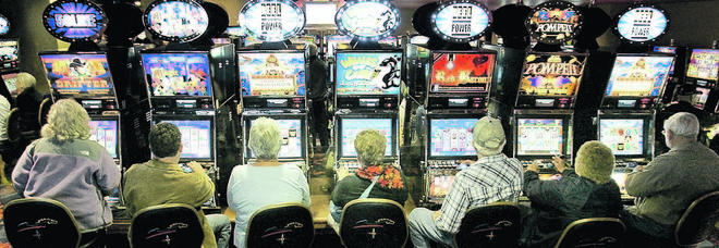 In fumo una valanga di soldi. Scommessa persa sul gioco: aumenta il numero delle slot In fumo una valanga di soldi. Scommessa persa sul gioco: aumenta il numero delle slot