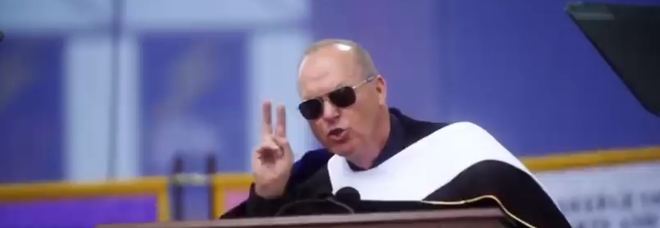 «Ci sono solo due cose che voglio dirgi», il discorso di Michael Keaton ai laureandi è epico /Video «Ci sono solo due cose che voglio dirgi», il discorso di Michael Keaton ai laureandi è epico /Video