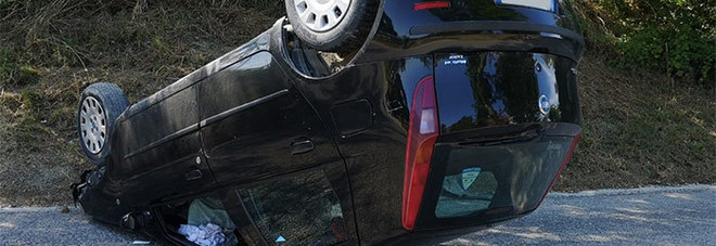 Sbanda e cappotta con l'auto
all'uscita da una curva:
donna traumatizzata