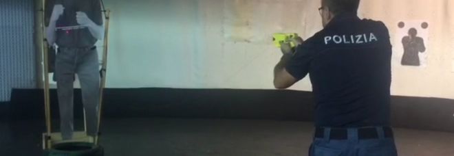 La pistola taser a Brindisi in uso alla polizia La pistola taser a Brindisi in uso alla polizia