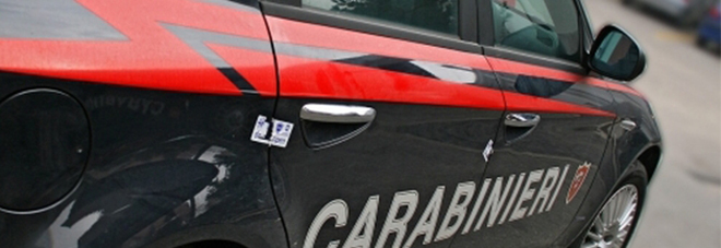 Spara al figlio e alla nuora, poi si barrica in casa: dopo due ore si arrende, i carabinieri lo arrestano Spara al figlio e alla nuora, poi si barrica in casa: dopo due ore si arrende, i carabinieri lo arrestano