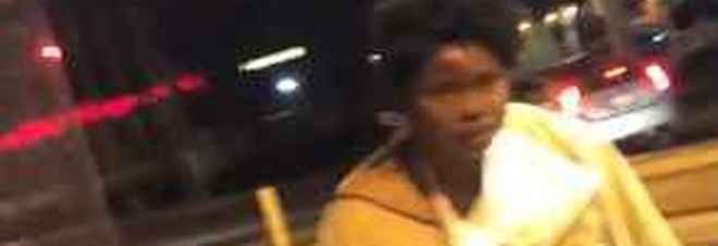 Lasciata in strada al freddo dall'ospedale perché non può pagare le cure /Video Lasciata in strada al freddo dall'ospedale perché non può pagare le cure /Video