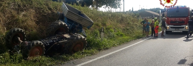 Si ribalta mentre guida il trattore: agricoltore muore schiacciato Si ribalta mentre guida il trattore: agricoltore muore schiacciato