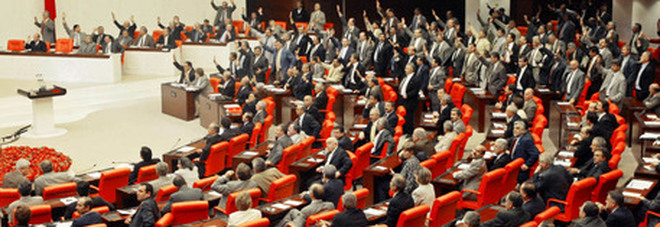 Nel Parlamento turco la protesta delle donne, basta coi femminicidi e la cultura machista