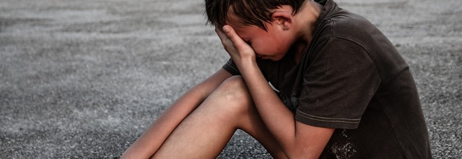 «Mio figlio buttato fra le ortiche» I dettagli del campo estivo da incubo «Mio figlio buttato fra le ortiche» I dettagli del campo estivo da incubo